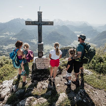 lofer-almenwelt-lofer-grubhoerndl-gipfelkreuz-familie-wandern-sommer-5-c-salzburger-saalachtal-tourismus-urheber-eduardo-gellner-2