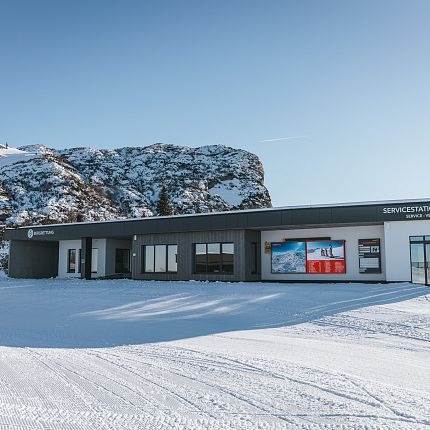 Servicestation Steinplatte Schnee Blauer Himmel Gebäude