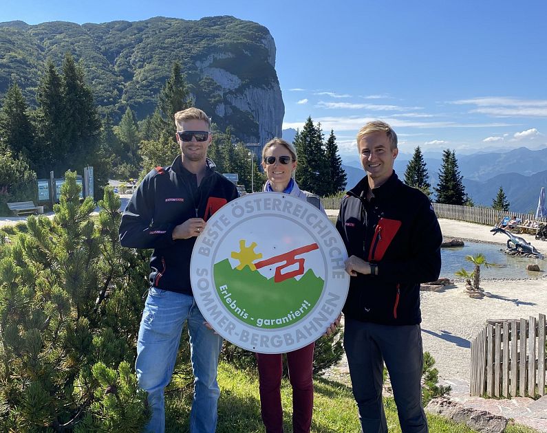 Andreas und Florian Brandtner, Geschäftsführer der Bergbahnen Steinplatte, mit der Auszeichnung als beste österreichische Sommer-Bergbahn