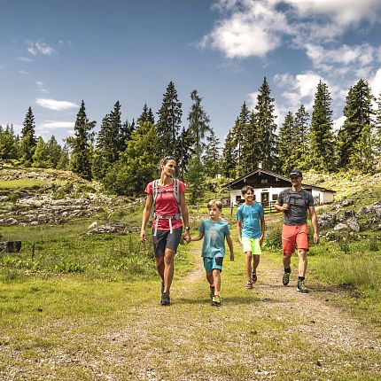 Familie beim Wandern in den Bergen.