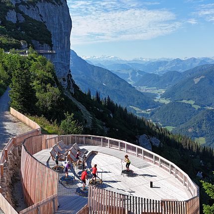 Aussichtsplattform mit Fahrradfahrern in den Bergen