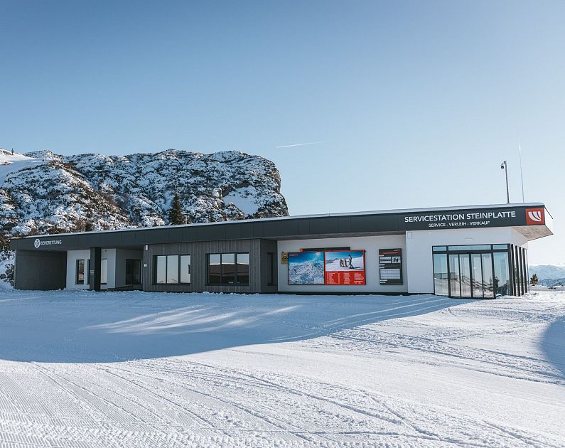 Servicestation Steinplatte Schnee Blauer Himmel Gebäude